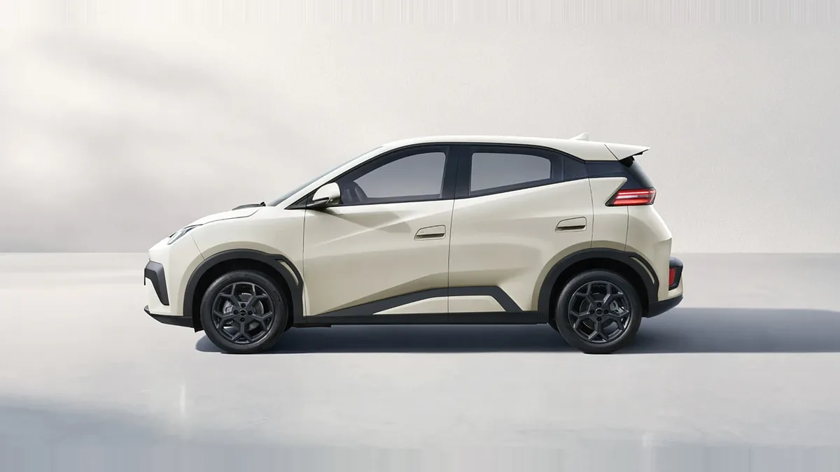 BYD Dolphin Surf Boost en renting en Madrid — Lateral