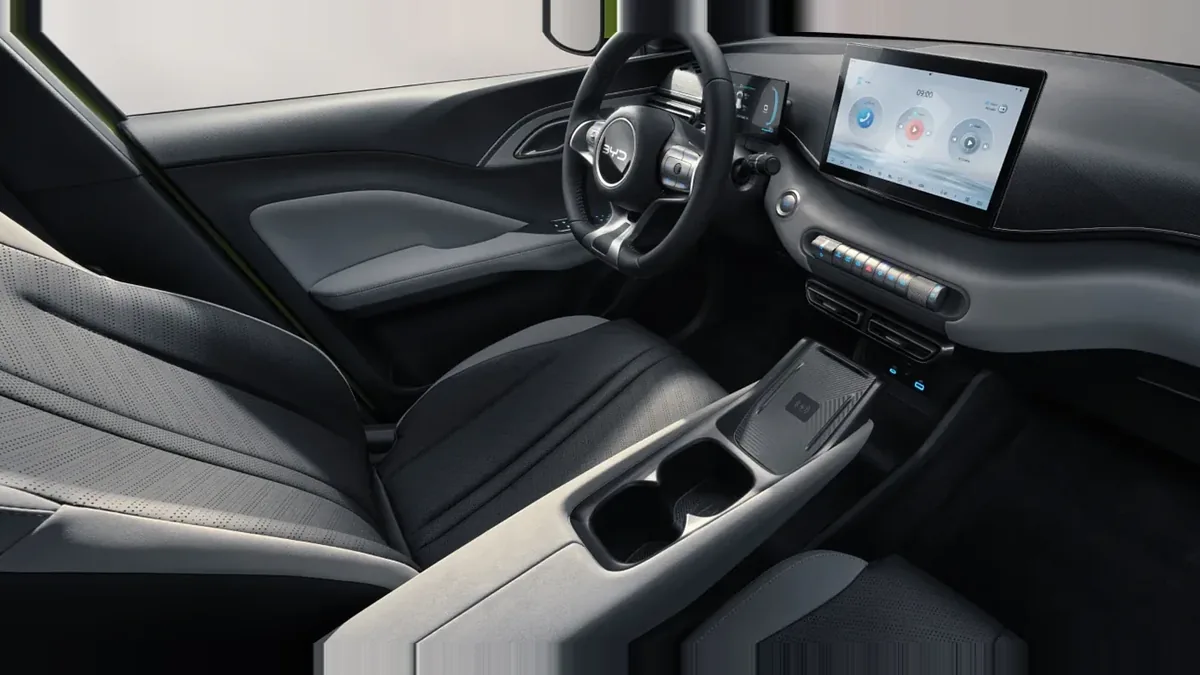 BYD Dolphin Surf Boost en renting en Madrid — Interior