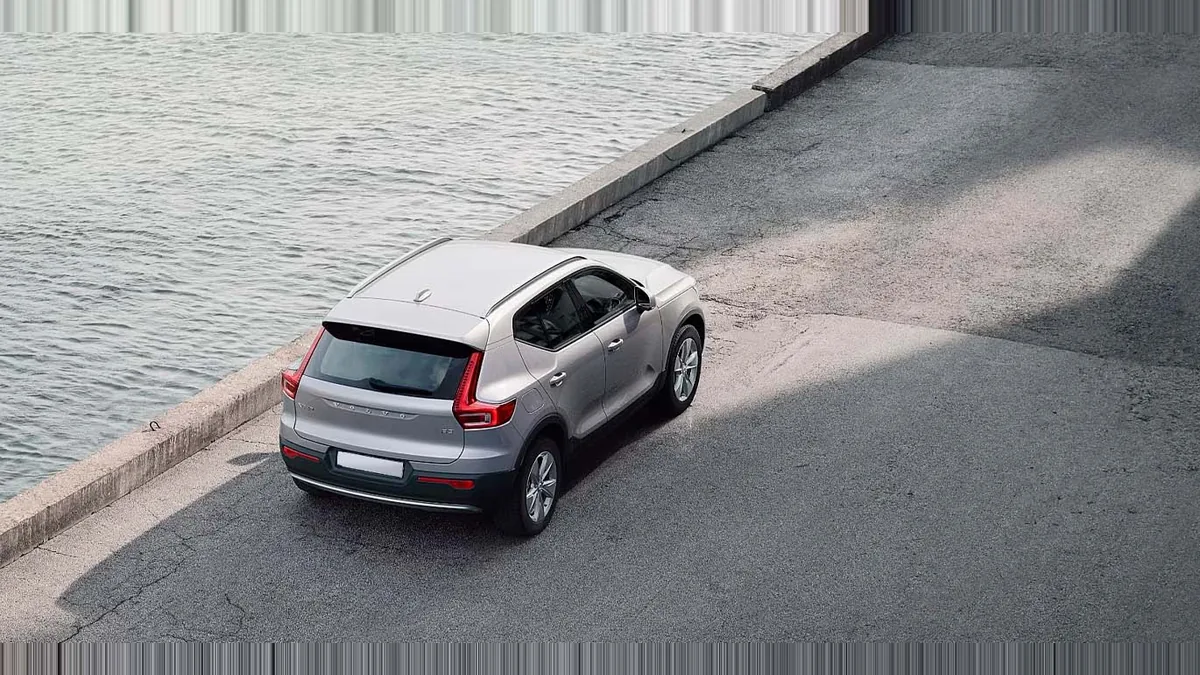 Volvo XC40 2.0 B3 Core G Auto en renting en Madrid — Trasera