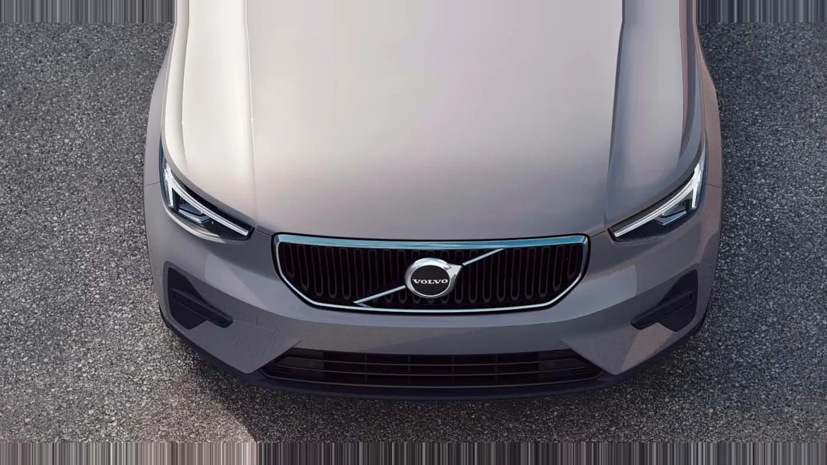 Volvo XC40 2.0 B3 Core G Auto en renting en Madrid — Delantera